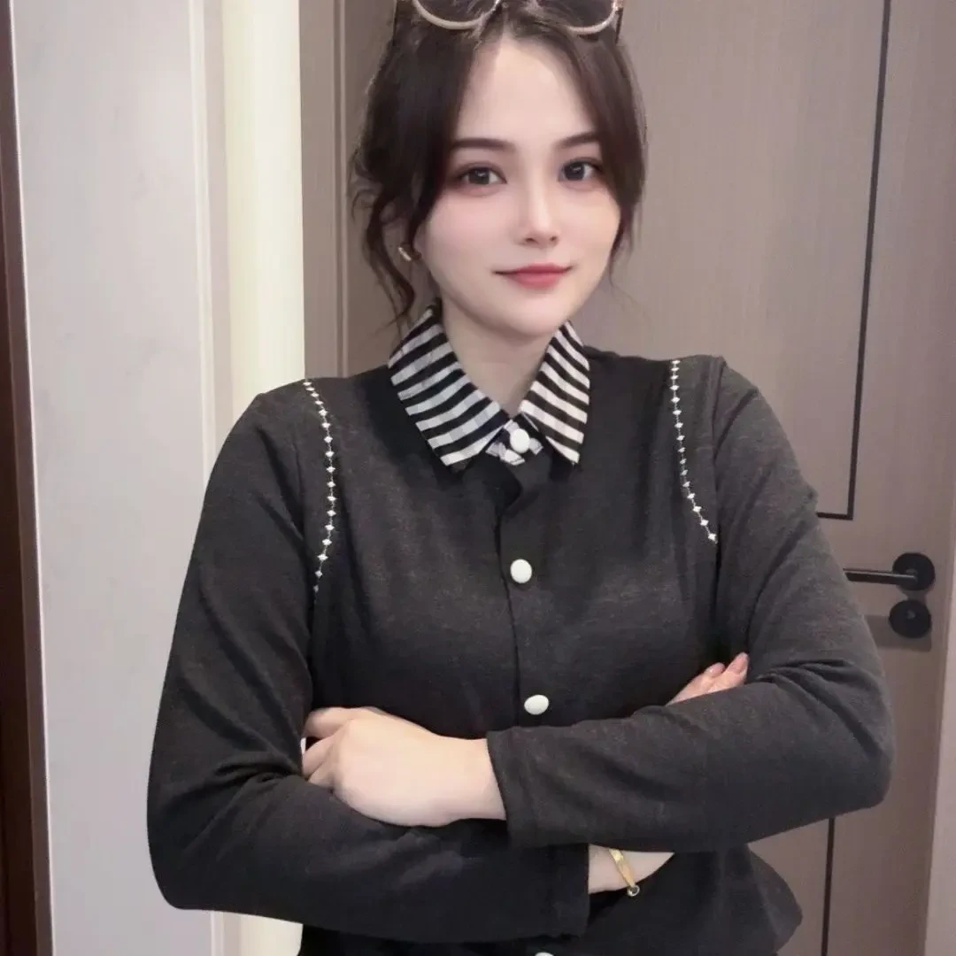 格子衬衫领撞色扣子休闲减龄衬衫。