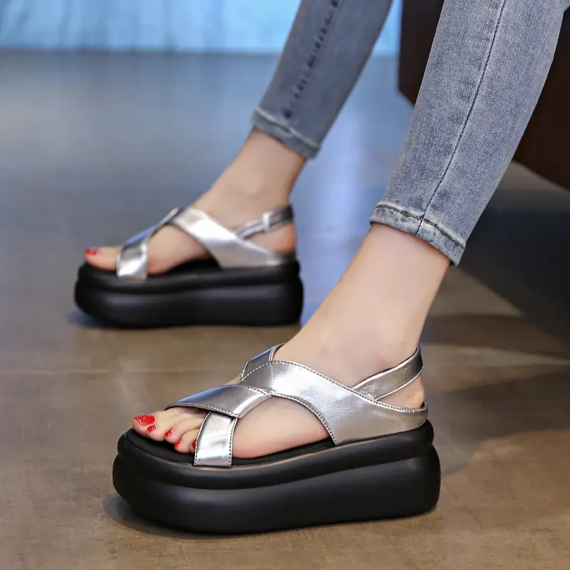 银色凉鞋女2025年夏季新款百搭显瘦小码厚底增高防滑松糕软底松紧