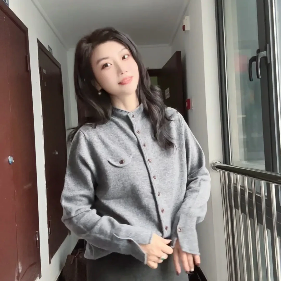 简约轻奢多扣针织开衫毛衣适合秋冬穿着上衣