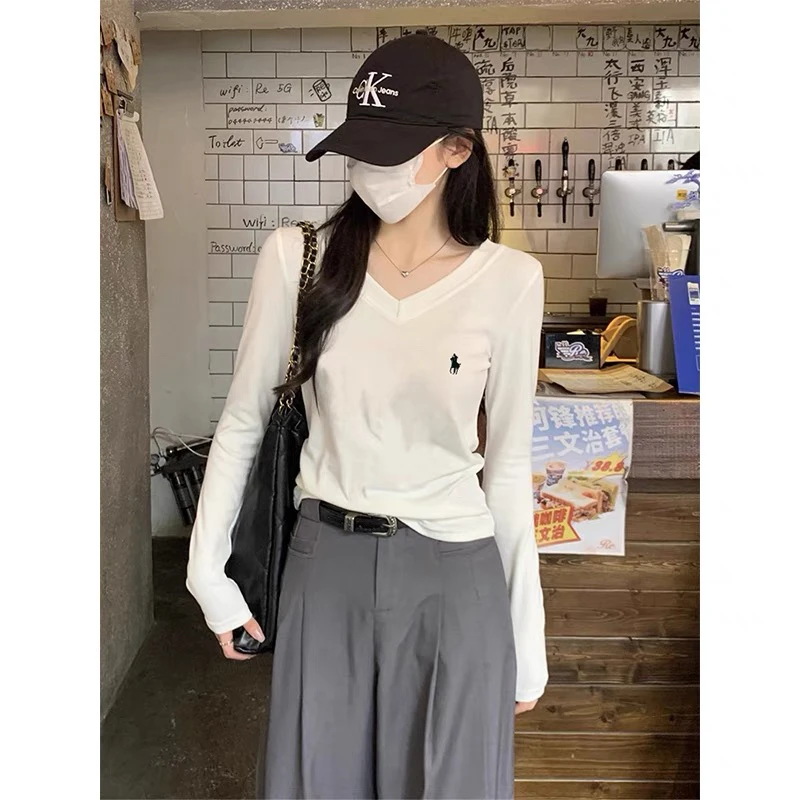 【肉总】韩系小马刺绣V领打底高弹显瘦上衣