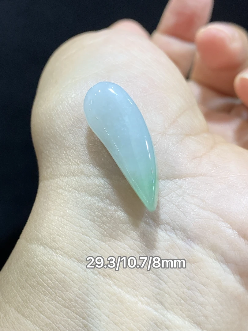 缅甸翡翠A货飘阳绿小辣椒吊坠挂坠包挂天然玉石随形精美包邮时尚