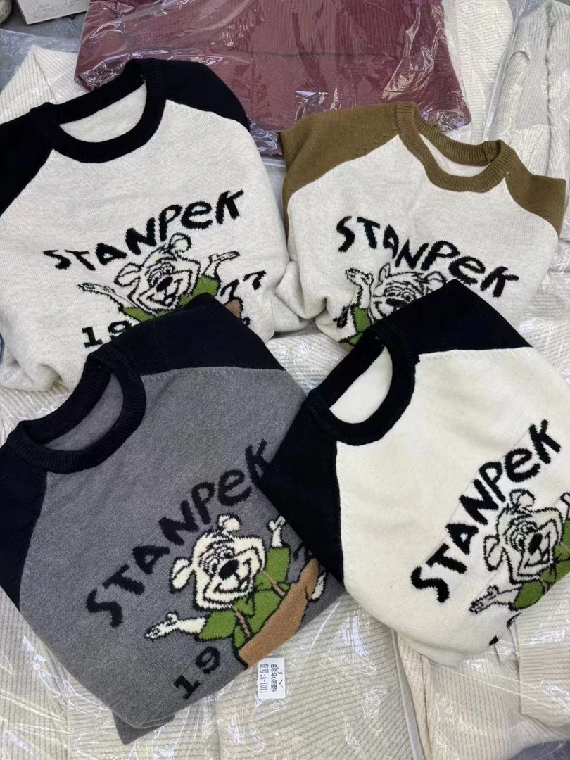 185小熊拼接款针织衫