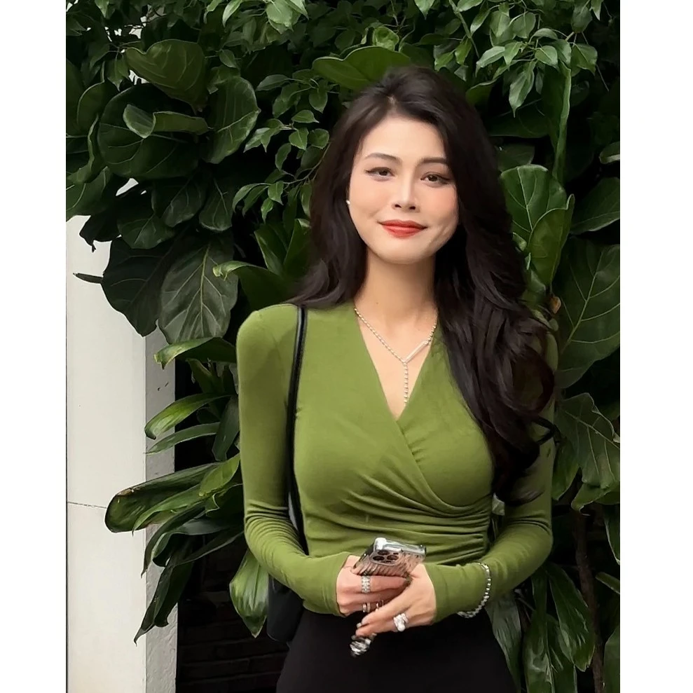 大婷婷私服设计感交叉v领褶皱收腰短款修身早秋季低领打底衫2383