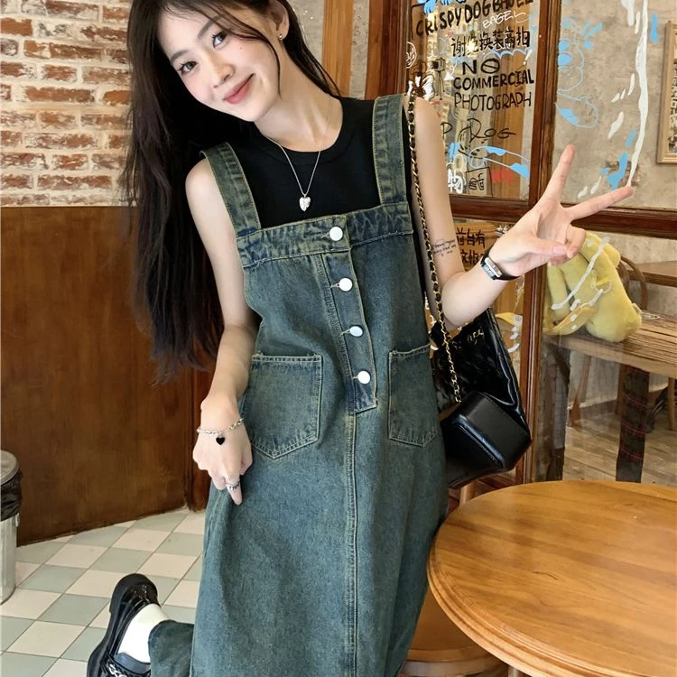 单排扣牛仔背带连衣裙女夏季2024新款复古水洗中长款显瘦减龄裙子