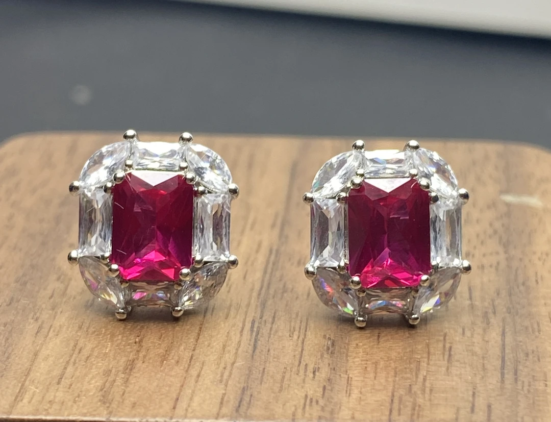 铜合金合成锆石耳饰 HE6H-68039红刚方耳钉轻奢典雅甜美百搭精致