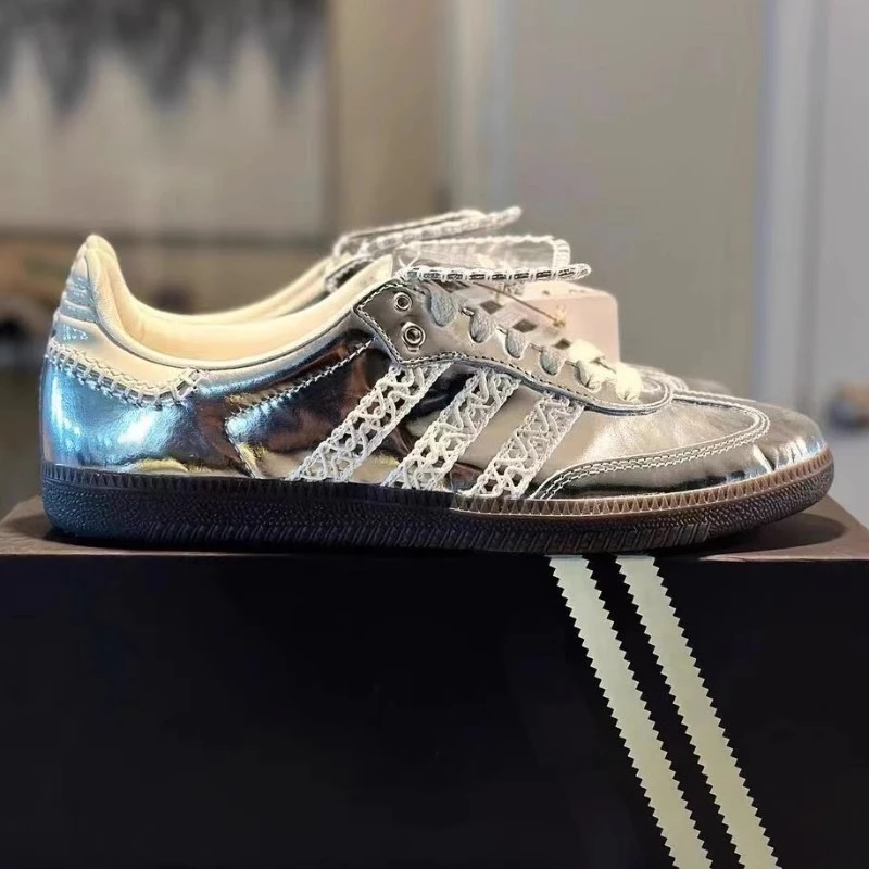 2025新款复古风圆头系带银色蕾丝边德训鞋女百搭休闲板鞋