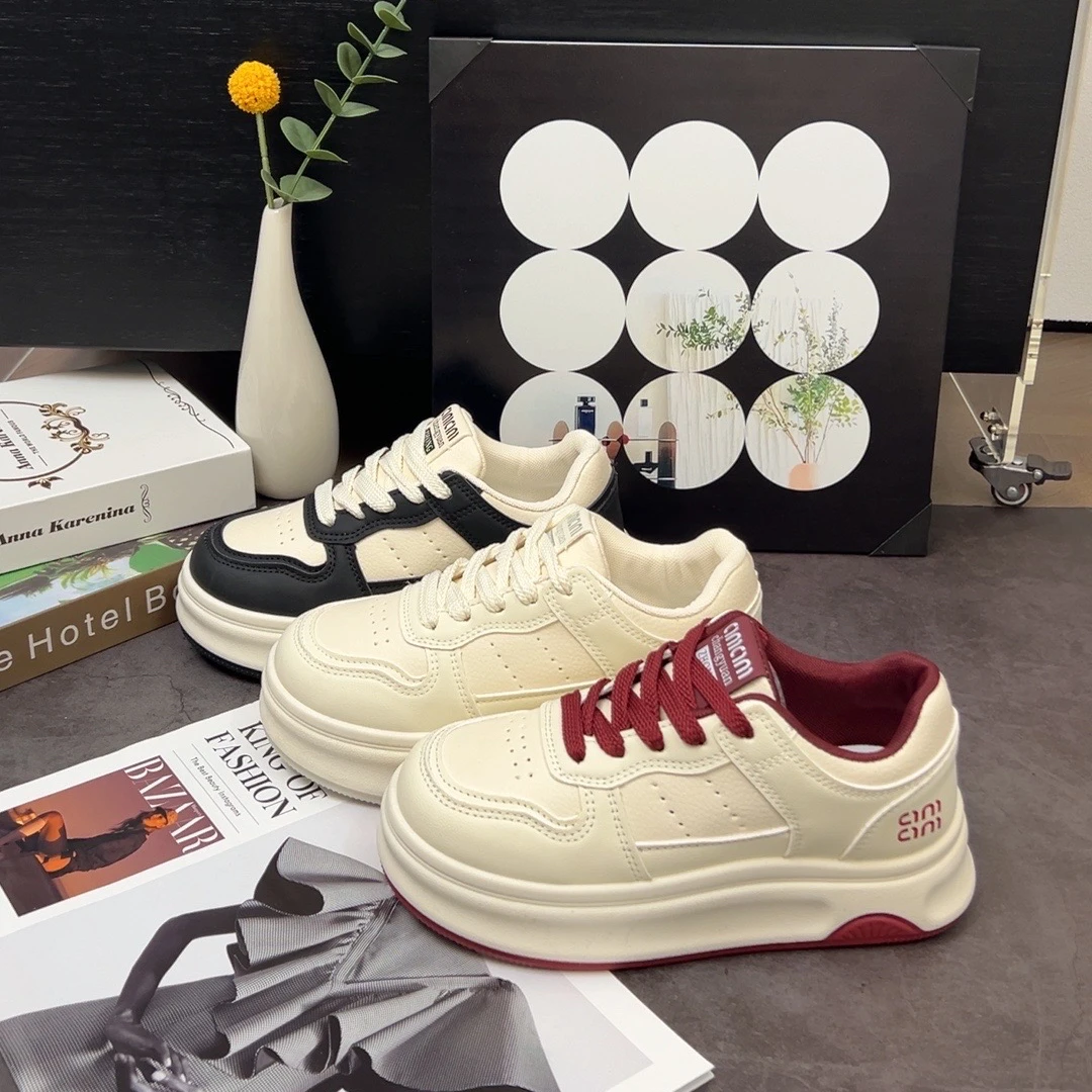 2024年厚底小白鞋秋冬新款小个子松糕底增高板鞋百搭时尚女鞋