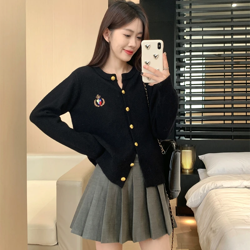 2025秋冬新款复古学院风刺绣设计感单排扣长袖显瘦针织打底开衫女