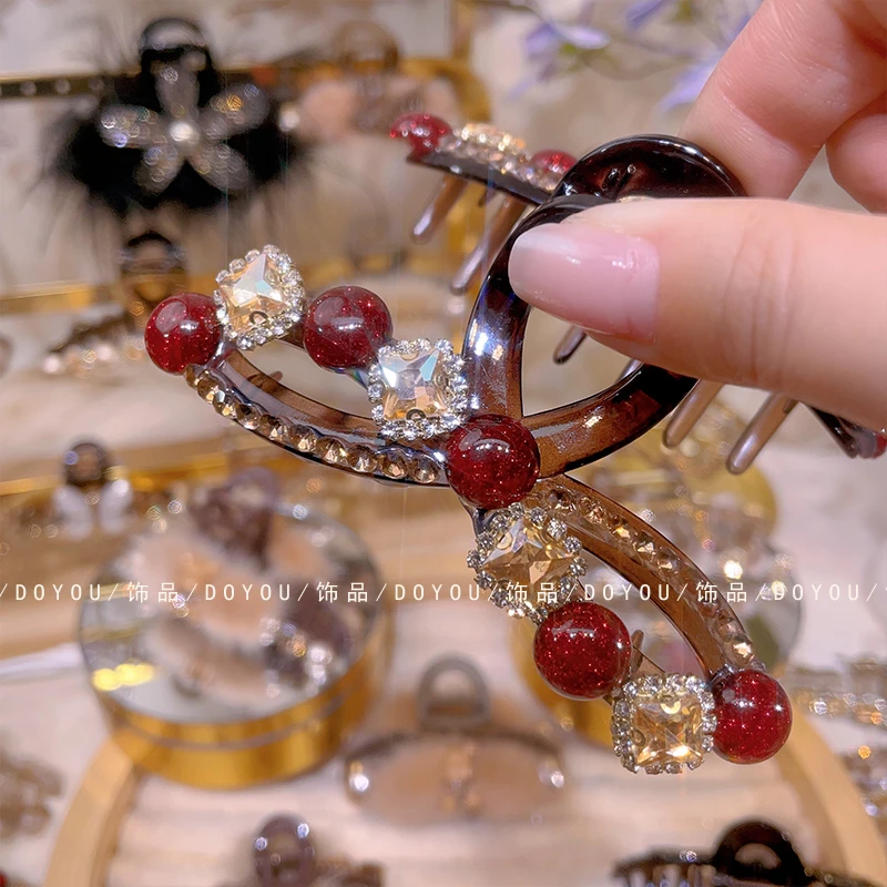 新款酒红色珠珠中号抓夹气质轻奢时尚百搭后脑勺发夹发饰鲨鱼夹