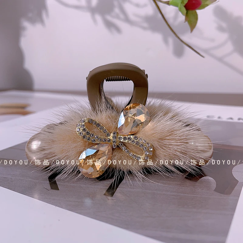 秋冬新款毛毛蝴蝶结中号抓夹气质时尚百搭后脑勺发夹鲨鱼夹