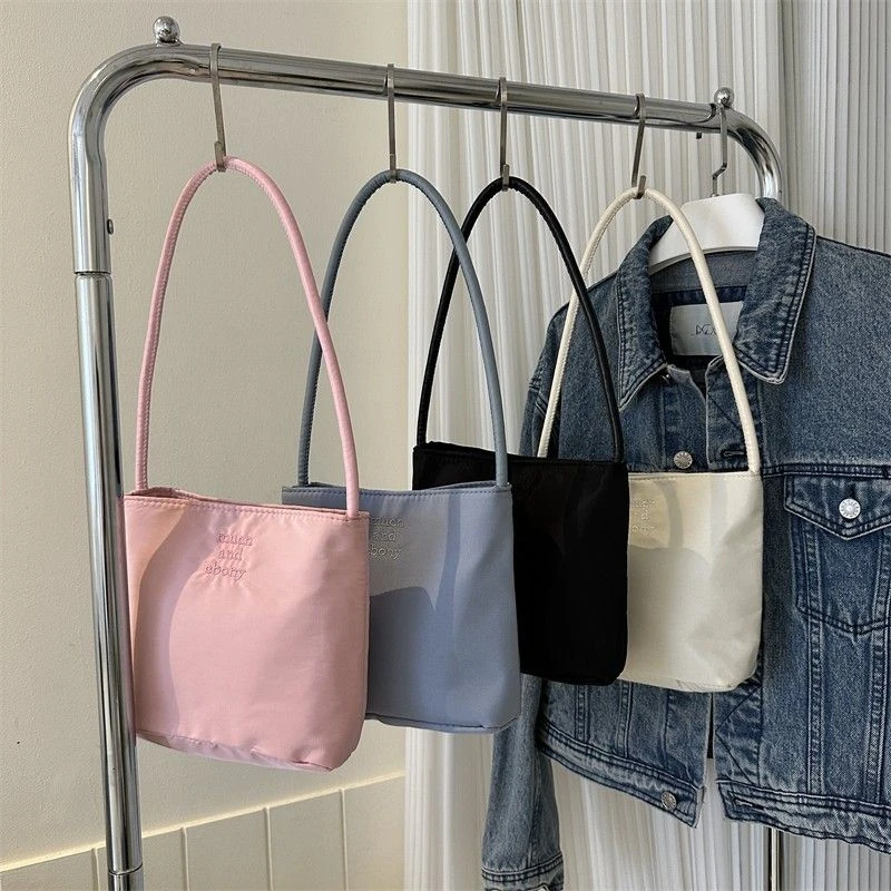 韩国手提尼龙布包包女2024新款潮时尚刺绣腋下包百搭单肩水桶斜跨