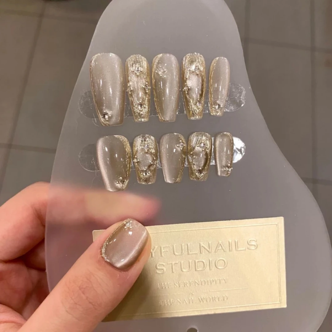银白权杖布契拉提香槟色法式猫眼高品质白色手工穿戴甲