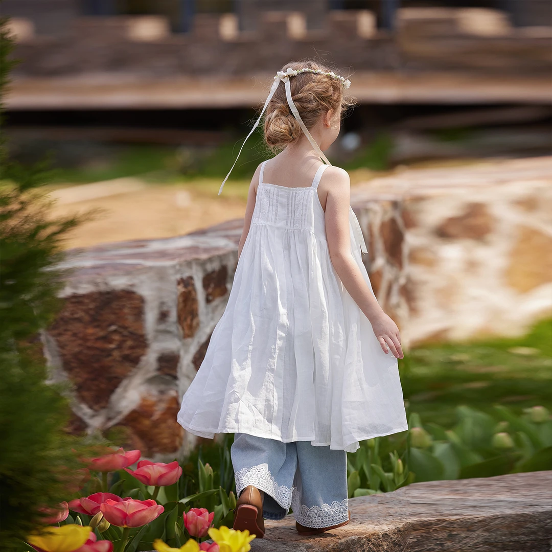 初煦 24夏季女童甜美蕾丝吊带连衣裙女小白裙沙滩裙/浅蓝直筒裤