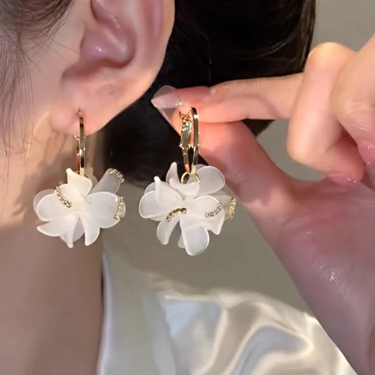 铜合金耳饰 超仙白色花朵耳环耳圈女韩版时尚个性小众设计感气质