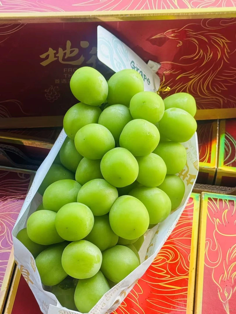 地得红金龙晴王礼盒，每箱三串独立包装九斤净重，超大颗粒纯甜好吃，霸气外露送人有面。可拆分卖