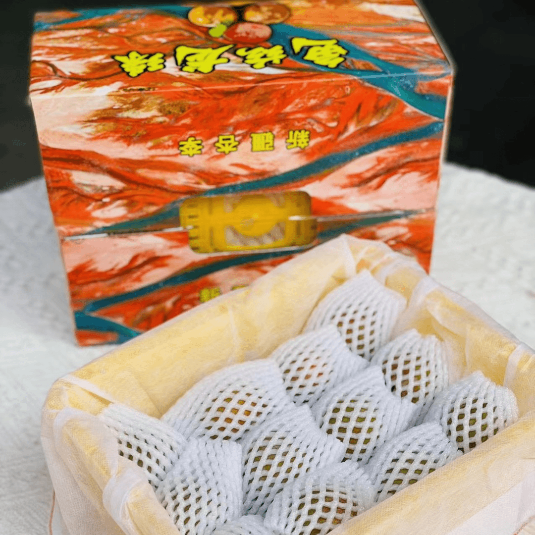 新疆味帝恐龙蛋大果2.5斤 它的果皮是独特的青绿色，果肉是鲜红色，质地细腻， 一口下去，果肉丰厚、果汁醇甜