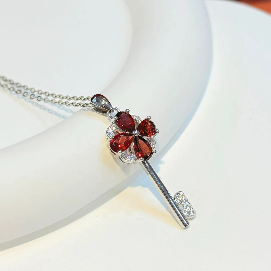 S925银镶嵌石榴石四叶草钥匙（不送链）HNZ4913