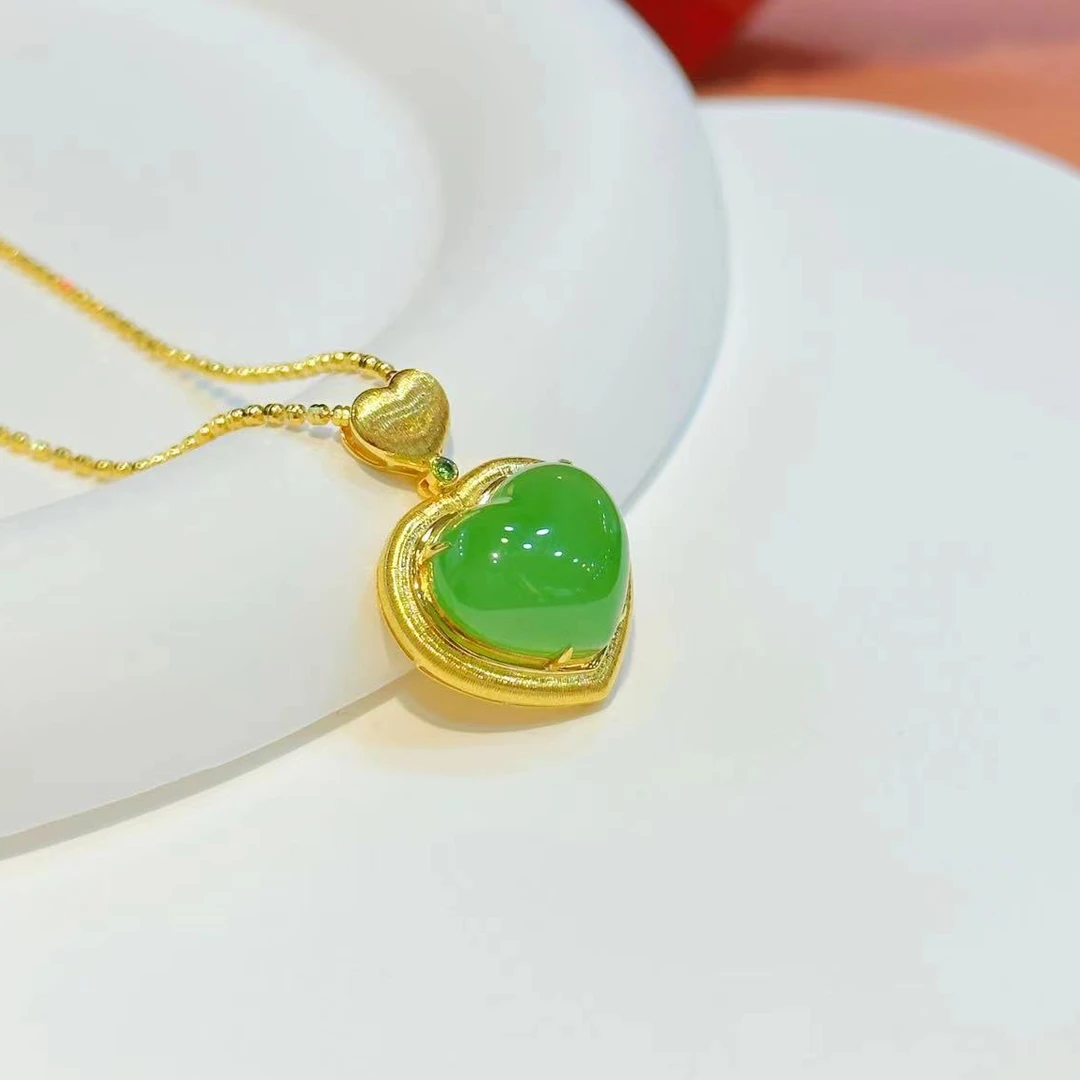 【4周年】18K金拉丝爱心重金封底镶嵌14mm和田玉苹果绿爱心HNZ7286