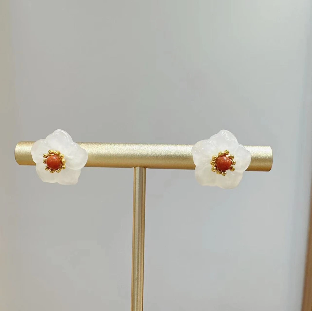 S925银镶嵌高货白玉梅花耳针HE01931