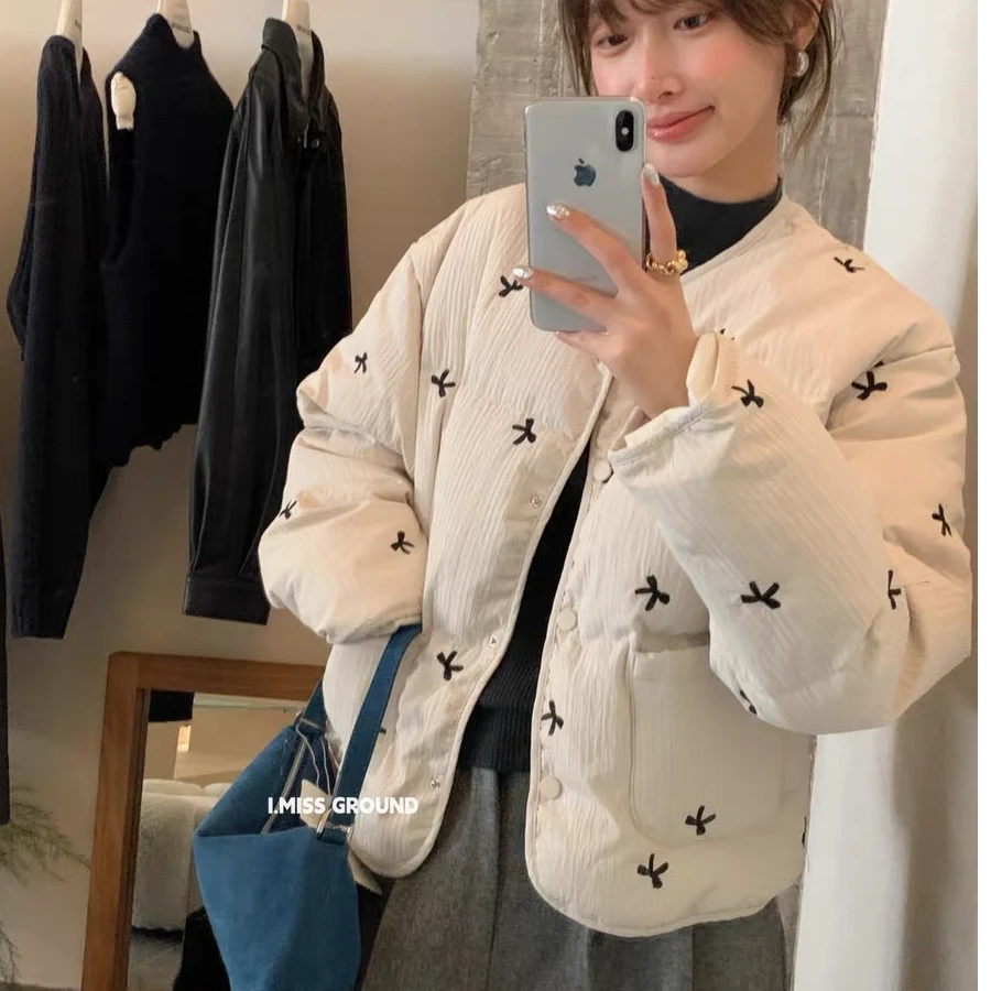 2024年秋冬新款蝴蝶结刺绣羽绒服女纯欲减龄甜美短款9877