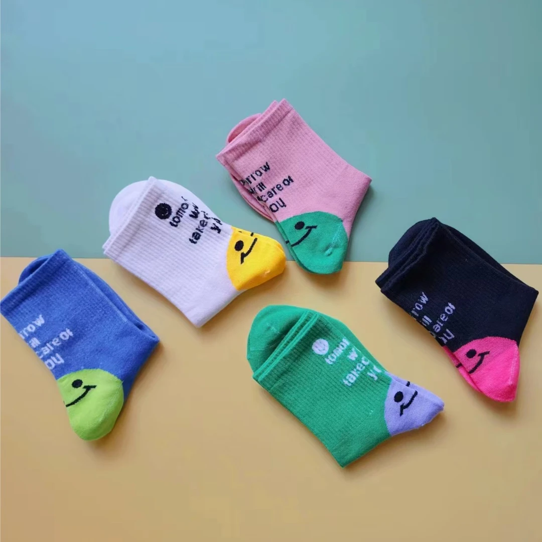 韩版中筒字母笑脸袜子