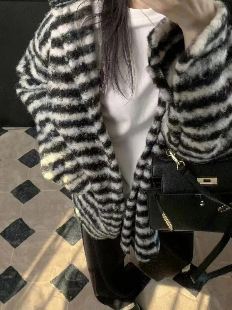 陈思思【斑马条纹不加绒】 秋冬季节条纹毛绒连帽外套休闲百搭上衣