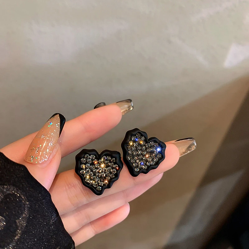 合金耳饰 黑色爱心耳钉设计感高级耳饰气质简约冷淡风小巧精致