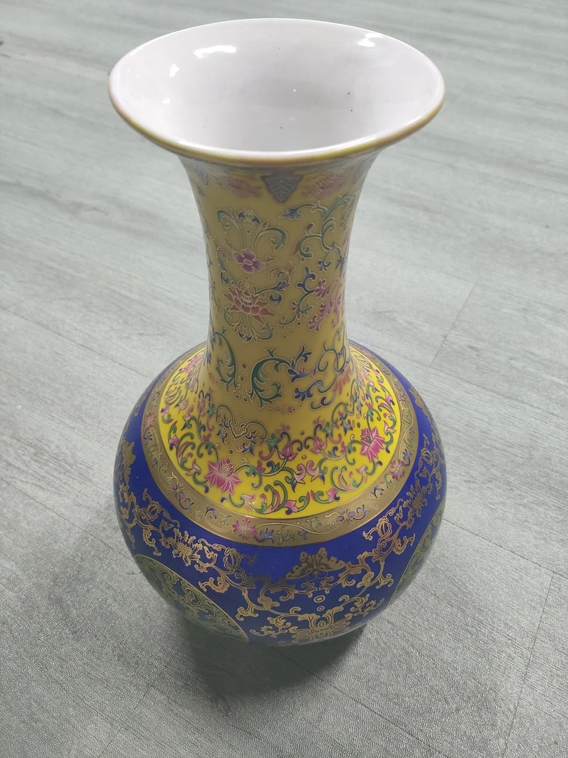 珐琅彩圆口大肚福瓶罐