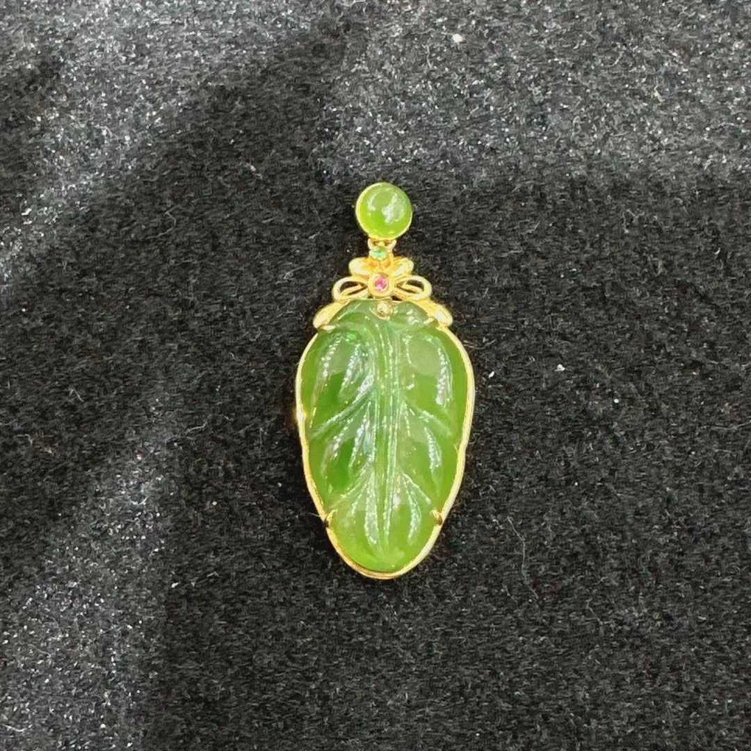 18K金镶嵌21*5苹果绿叶子吊坠HE02678