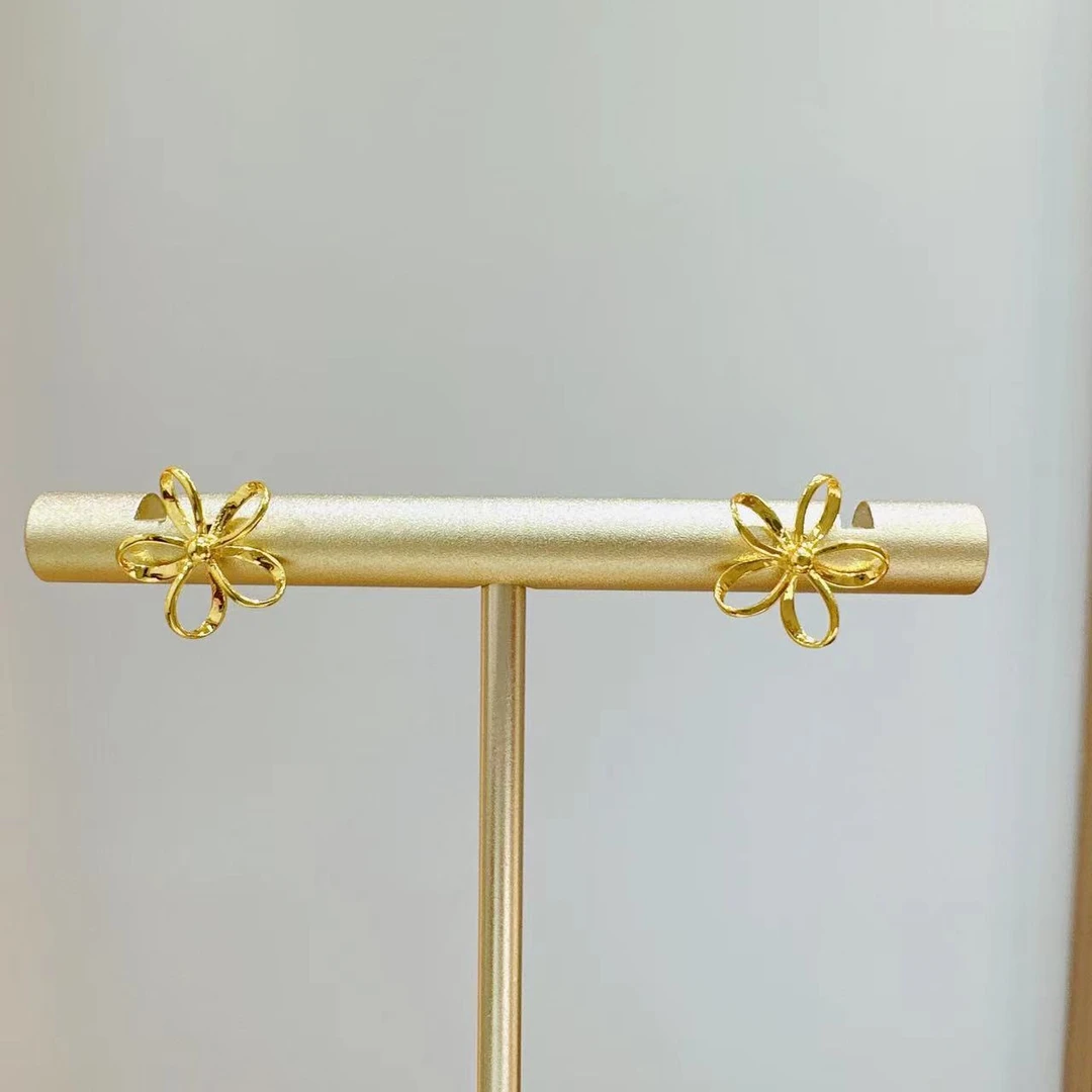 18K金0.8克左右梅花耳针HNZ3649