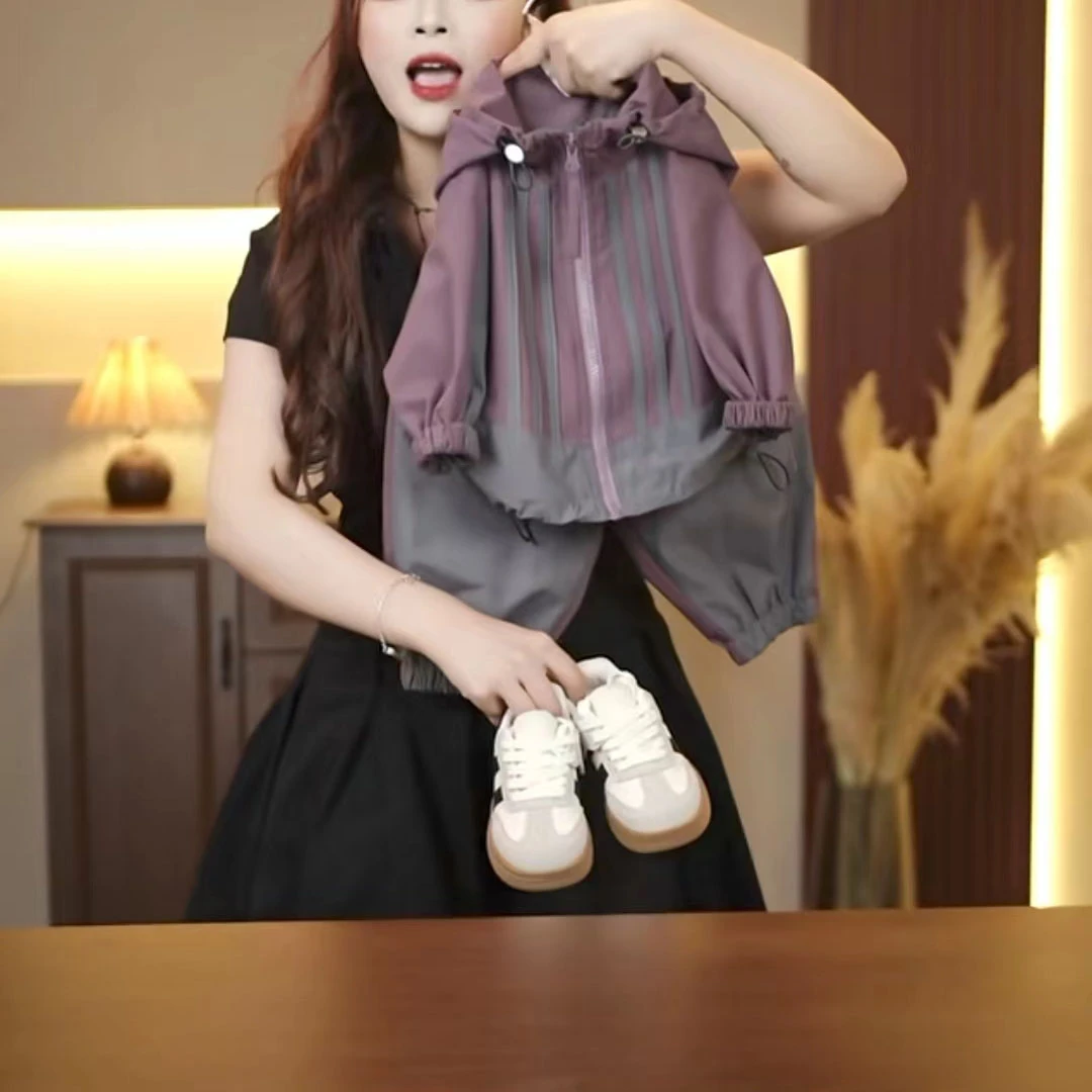 儿童连帽冲锋衣2024秋季新款洋气户外休闲防水运动韩版三条杠套装