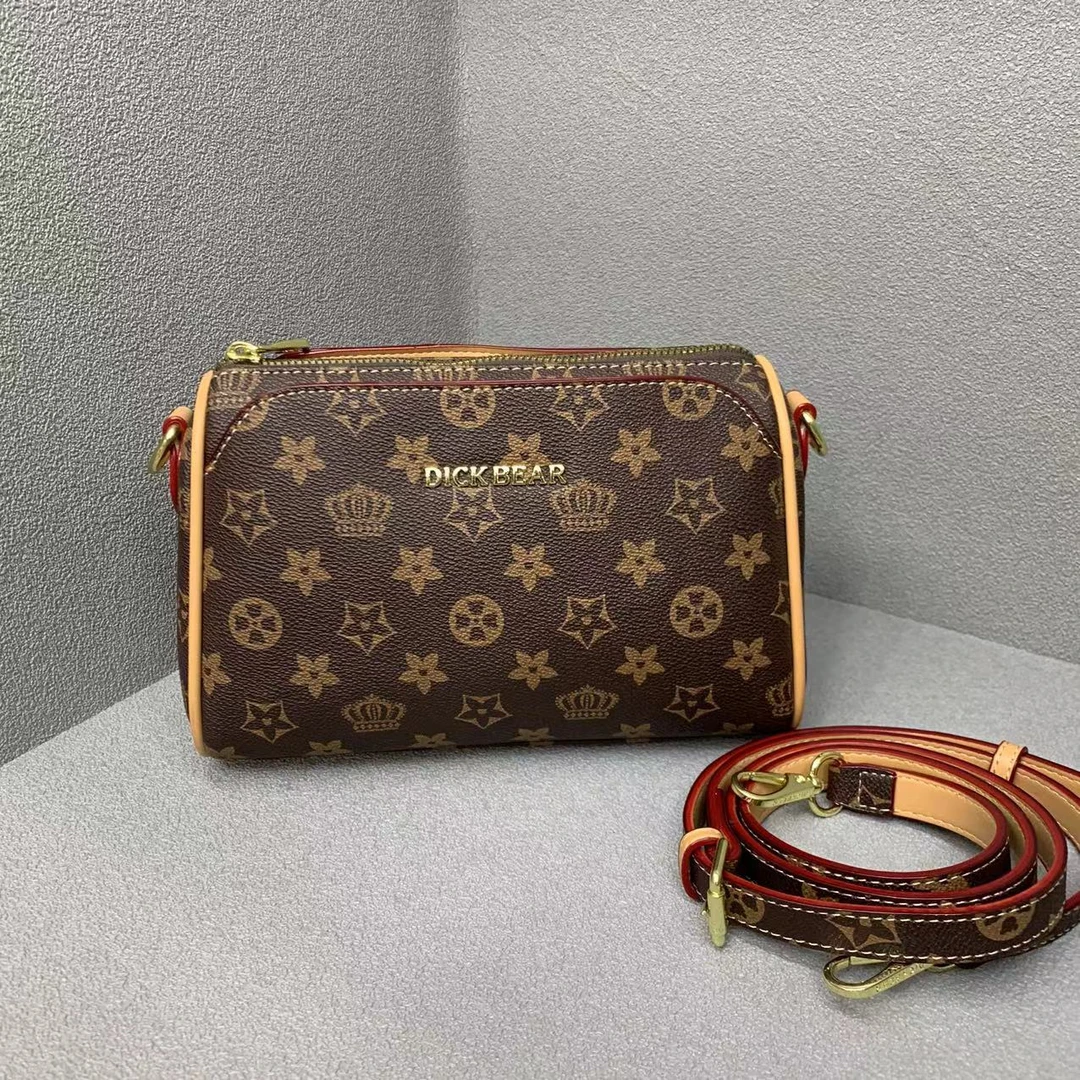 DICK BEAR/迪克熊9817新款时尚多隔层斜挎包女士百搭印花休闲包