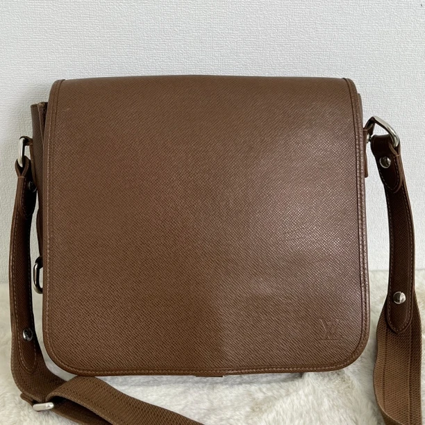 95新 LouisVuitton/路易威登 1700/男士棕色纯皮邮差包