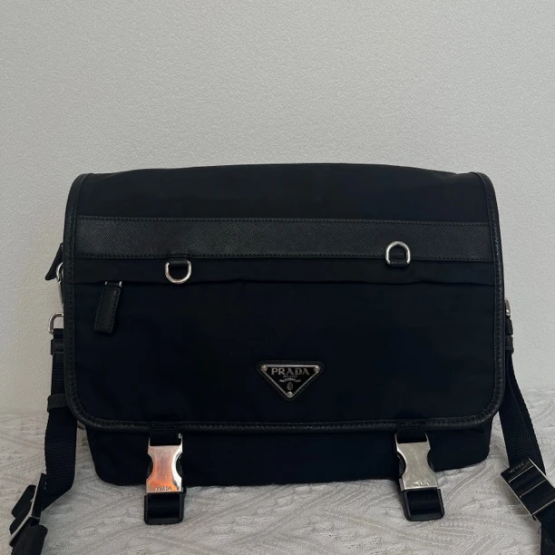 99新 Prada/普拉达 97新/3241/时尚休闲黑色尼龙双扣邮差包