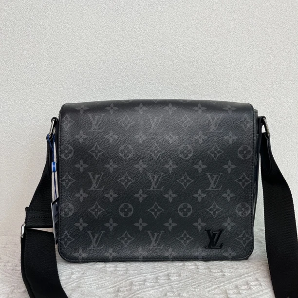 99新 LouisVuitton/路易威登 5832/5303/5659时尚黑花邮差包7080