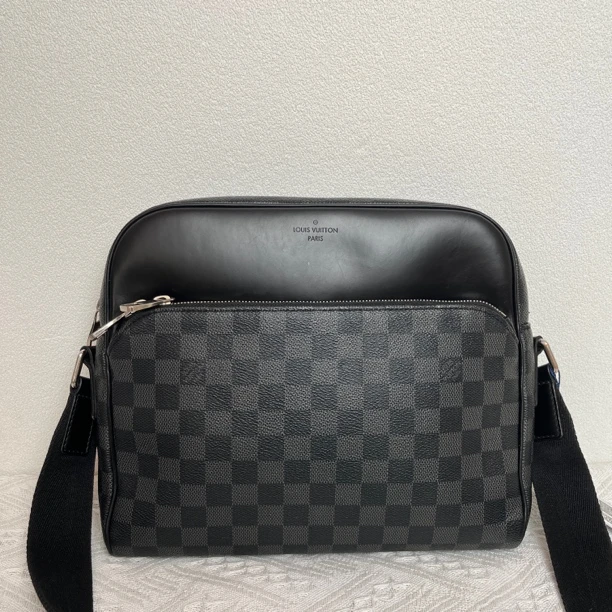 95新 LouisVuitton/路易威登 4658/时尚黑棋盘格斜挎包