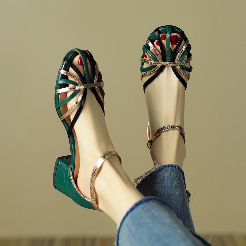 粗跟中跟一字扣带凉鞋透气41-43大码女鞋夏季新款猪笼鞋网红款潮