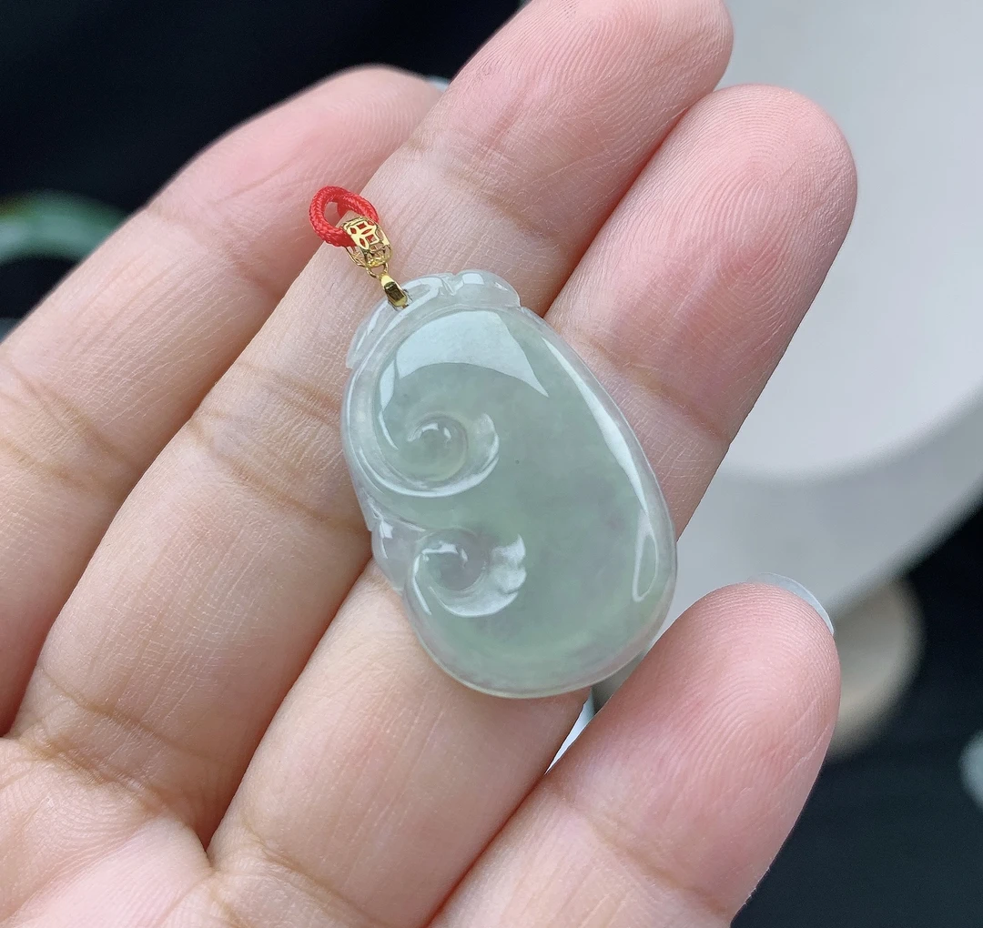 翡翠女吊坠气质冰透18K金镶嵌翡翠冰种玉如意吊坠