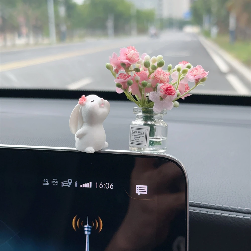 创意车载摆件汽车可爱闻花兔屏幕中控摆台车内装饰好玩物网红女神