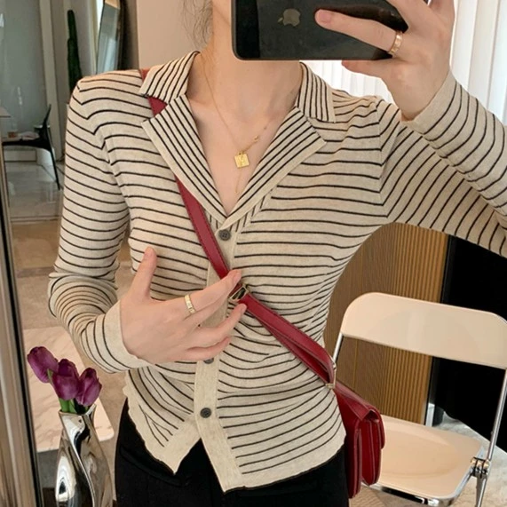 条纹针织开衫女2025新款早秋设计感长袖小众百搭气质显瘦V领上衣