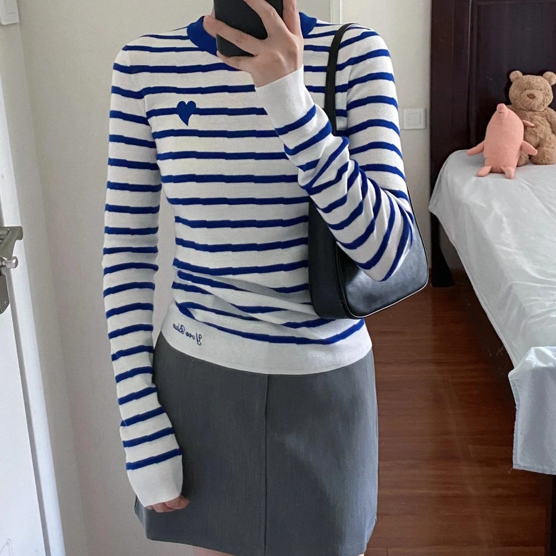 洋气蓝色条纹爱心刺绣长袖针织打底衫秋季女装内搭小众设计感上衣