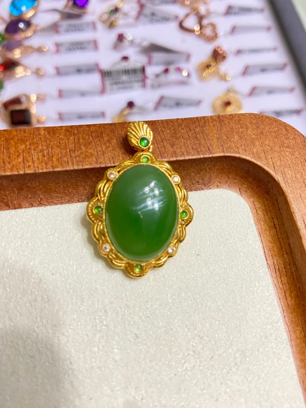 18k金镶嵌碧玉蛋面吊坠，20*15裸石