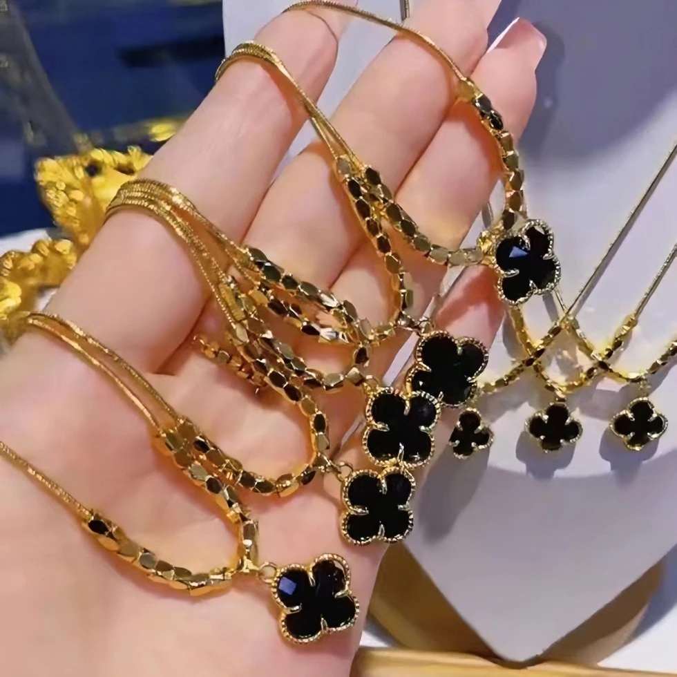 四叶草钛合金项链