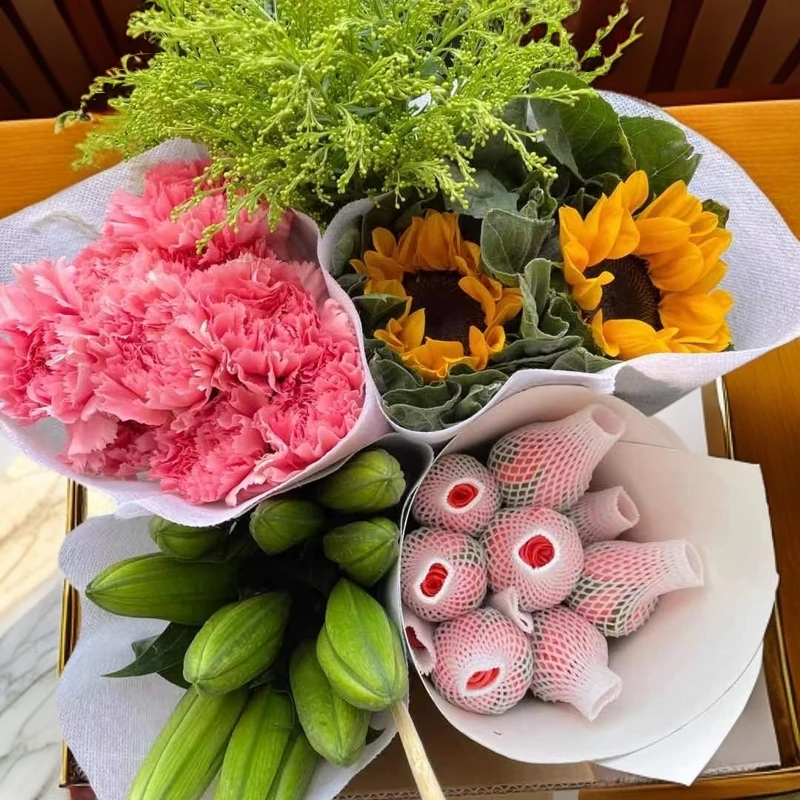 粉玫瑰10枝+百合10个花苞+康乃馨10支+向日葵2支++配草  云南鲜花