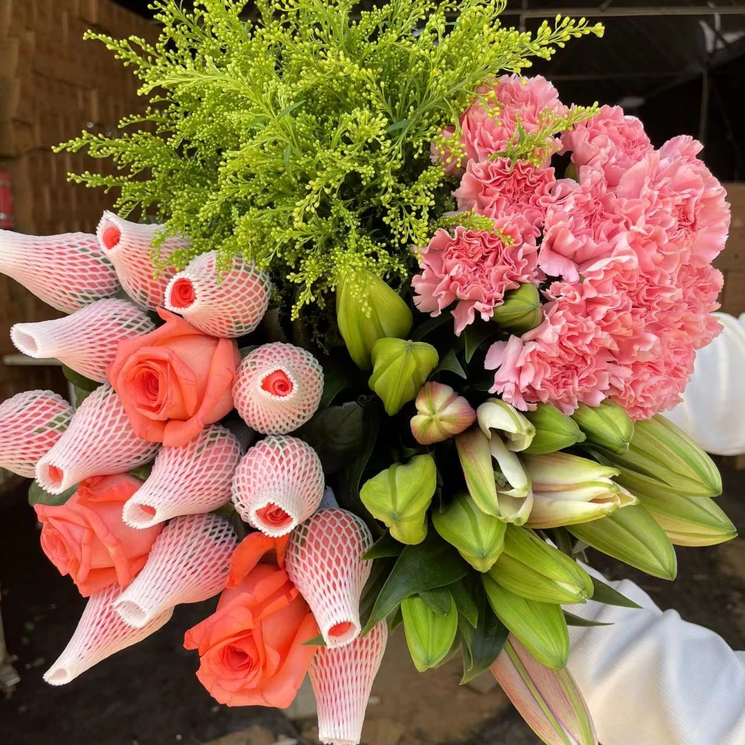 粉玫瑰10枝+百合5朵+康乃馨10枝+配草1扎鲜花直播间现场直播卖花