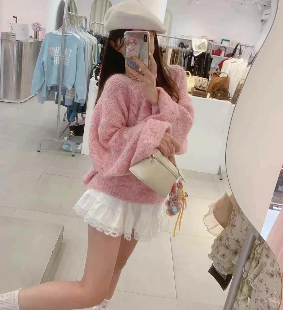 粉嫩毛衣圆领套头+白色蕾丝边半裙