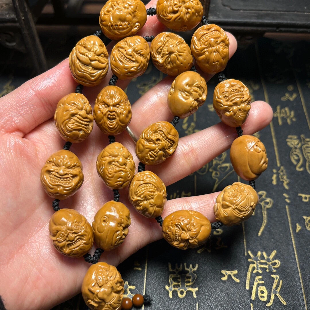 恶僧手持长串橄榄核雕刻文玩工艺品核雕
