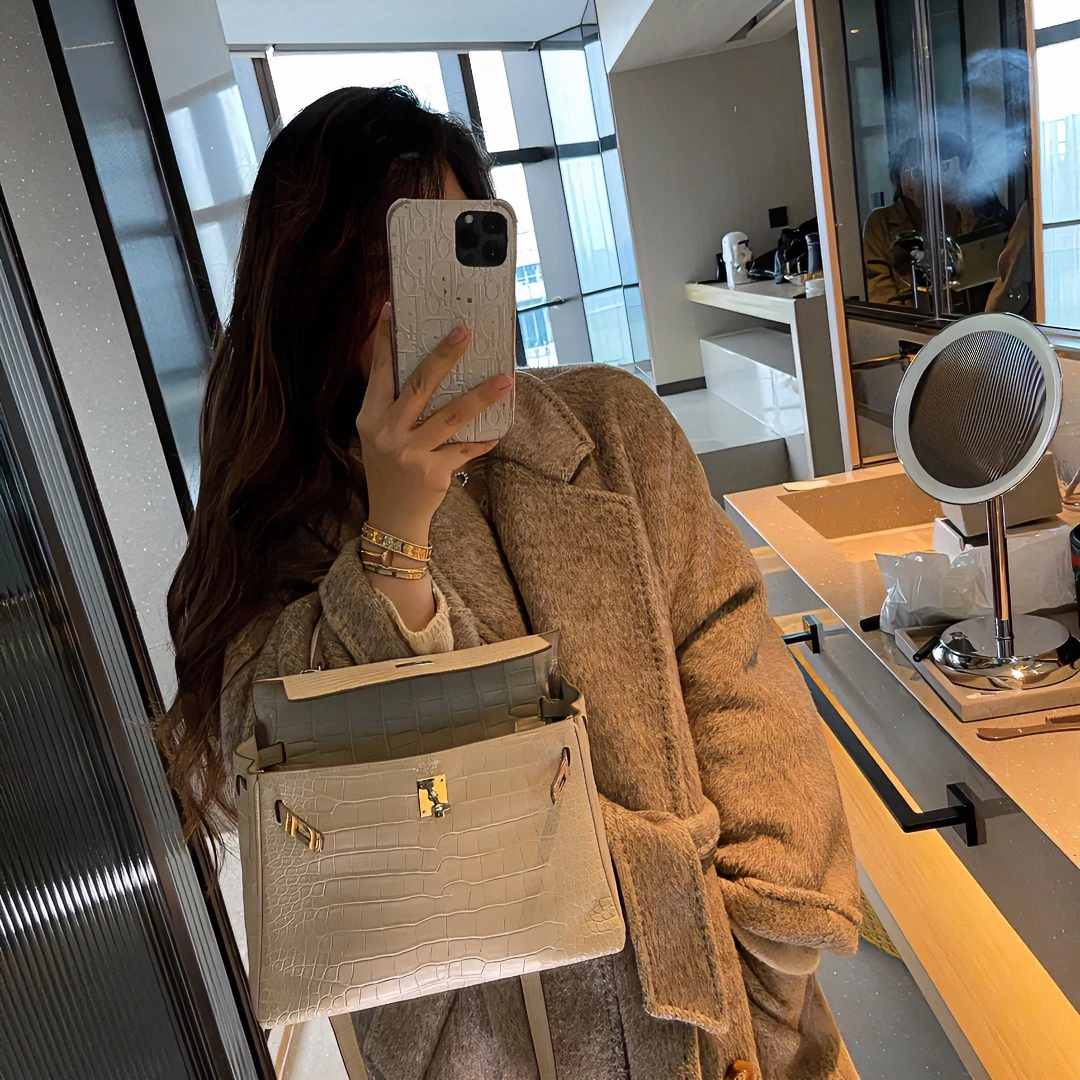 《巴黎周刊》2025F/W桑蚕丝羊驼毛长款大衣“安第斯山脉系列”8626