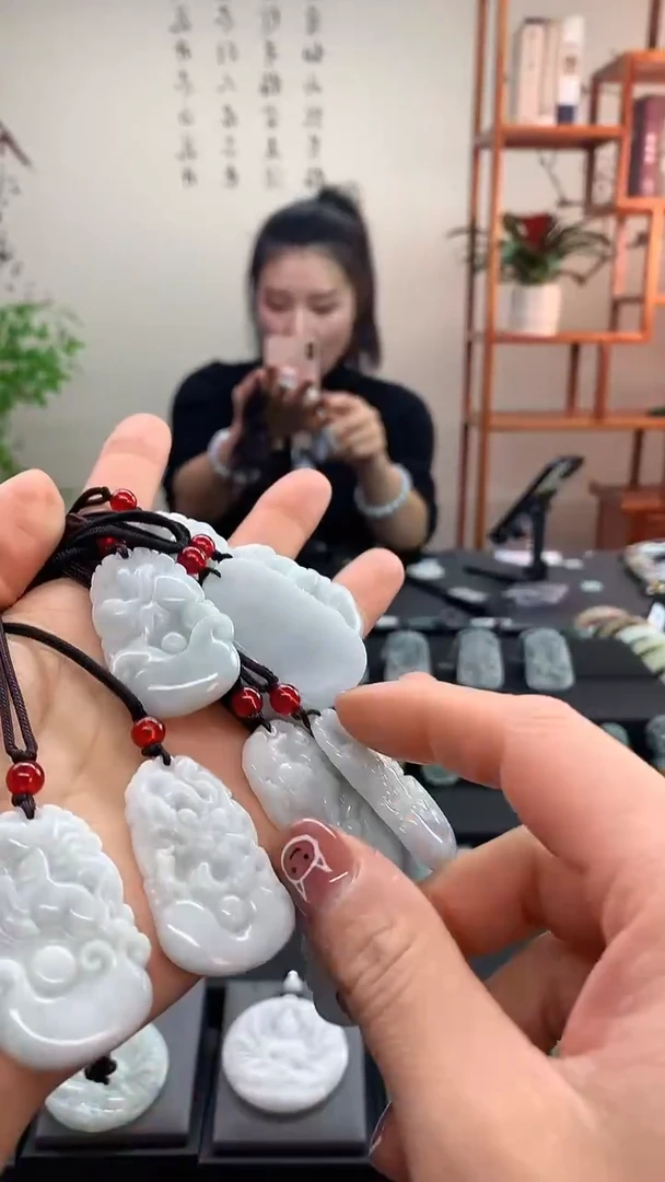 【闪购商品】翡翠吊坠(赠链)未镶嵌佛公种水