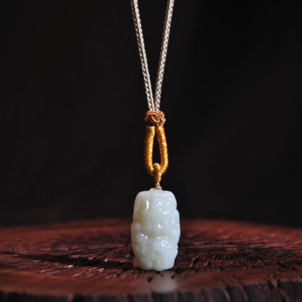 【龙老板】和田玉米达凤九雕刻玉牌吊坠A2570026